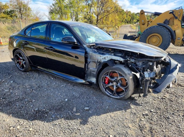 2023 Alfa Romeo GIULIA QUADRIFOGLIO в Black - вид спереди под углом - Инвентарь BidGoDrive
