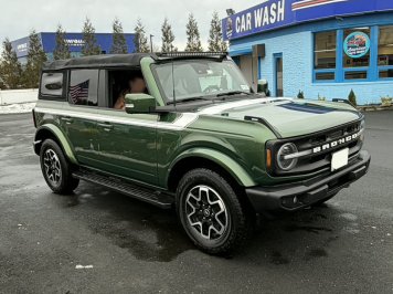 2022 ford bronco OUTER BANK in Green - Front Three-Quarter View - BidGoDrive Inventory